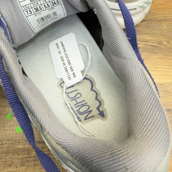 Brooks Adrenaline GTS 22 women size 7.5B Supportive Running sneaker - Picture 8 of 9